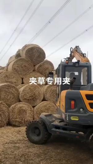 秸秆草捆专用轮挖新源C75W夹机电厂  圆捆装卸车