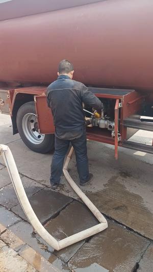 东风华神8吨油罐车危险品运输车厂家直销售全国可送车